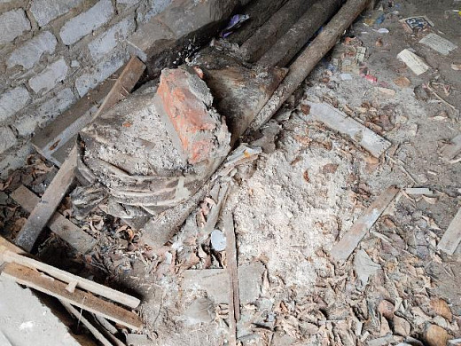 На ул. Рабфаковской, рядом со школой, стоит заброшенный гараж
